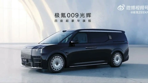 La Zeekr 009 quiere dar la experiencia de Bentley y Rolls-Royce en una minivan