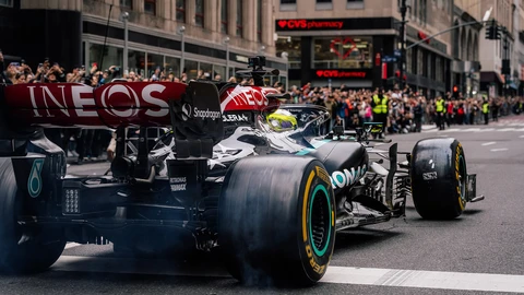 Video - Fórmula 1 2024: Hamilton y su Mercedes-AMG W12 hacen vibrar a Nueva York