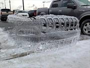Jeep Cherokee deja su frente formado en hielo