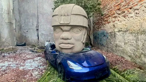 Aparece un Tesla aplastado por una gigantesca cabeza en México