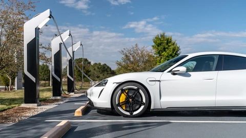 Los autos eléctricos en las oficinas centrales de Porsche serán impulsados por energía solar