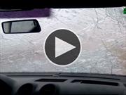 Video: Espectacular granizo arruina el parabrisas de un auto