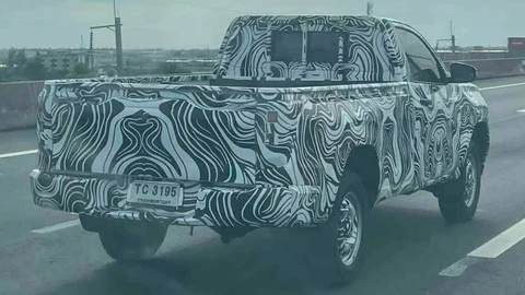 Espía: la nueva Toyota Hilux seguirá apostando por la cabina simple