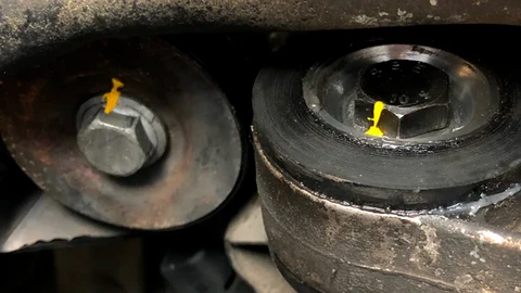 Esto significan las marcas de colores en las tuercas de los autos