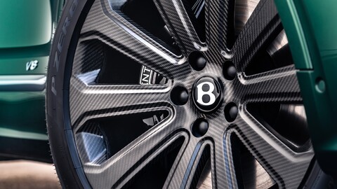 Bentley desarrolla una llanta de fibra de carbono descomunal