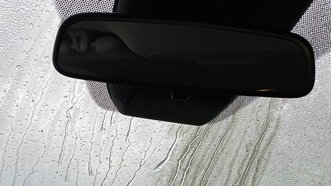 La lluvia puede afectar la visibilidad de las asistencias de seguridad de los autos