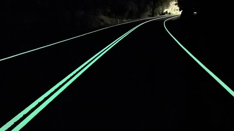 En Australia están probando pintura fluorescente para demarcar las carreteras