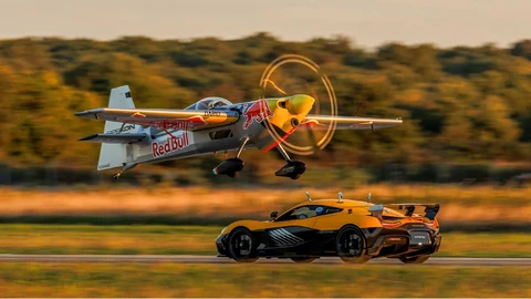 Rimac Nevera R ayuda a un avión a aterrizar sobre un tren que va a 120 Km/h