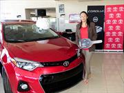 Propietaria recibe unidad 100 mil del Toyota Corolla en México