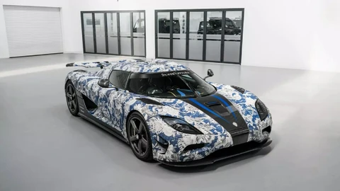 Yiannimize viste al Koenigsegg Agera N con flores