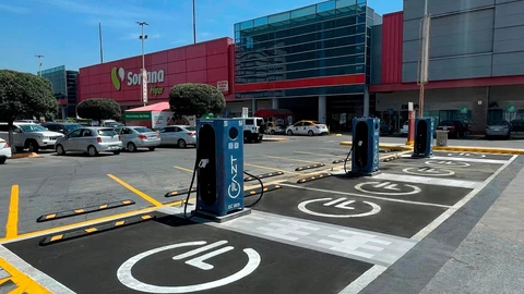 XCharge convertirá estacionamientos de Soriana en la red de carga más accesible del país