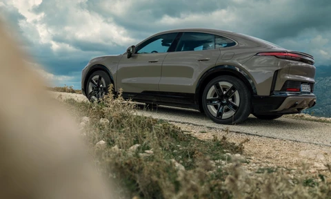 El Porsche Cayenne Coupé EV es brutal, y lo manejamos en Múnich