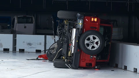 El Jeep Wrangler se sigue volcando en pruebas de impacto a pesar de recibir mejoras