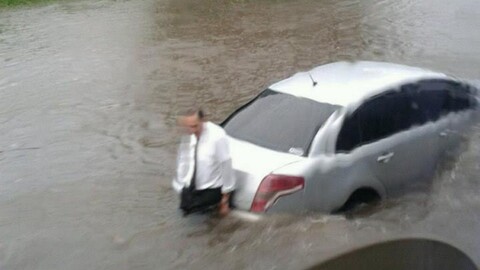 Esto le pasa a tu carro si se inunda