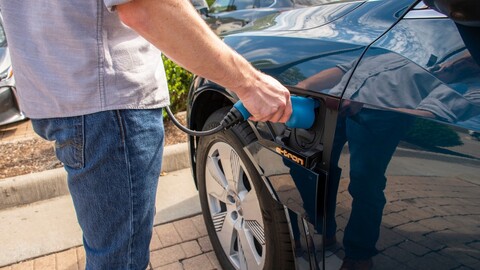 En California, uno de cada cinco propietarios de automóviles eléctricos regresa a los de gasolina