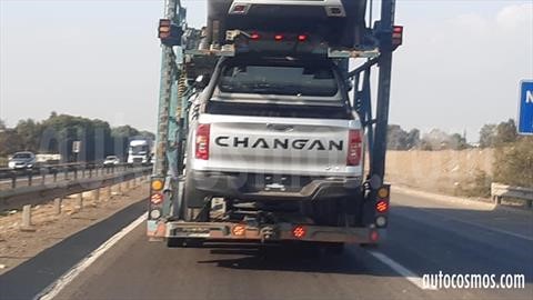 La nueva Changan Hunter es espiada en Chile en traslado sobre un camión