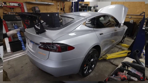 Este Tesla Model S híbrido tiene un motor turbodiésel para más autonomía