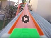 Video: Una pista de Hot Wheels enorme en el patio de una casa