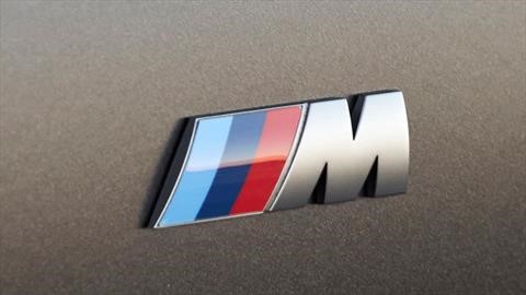 Por qué el emblema de BMW M lleva los colores rojo y azul
