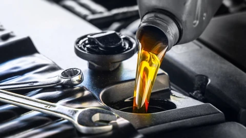 Escasez de aceite y lubricantes obliga a la industria automotriz a racionar suministro