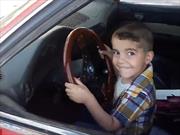 Niño de tres años hace donas en un BMW como todo un experto 