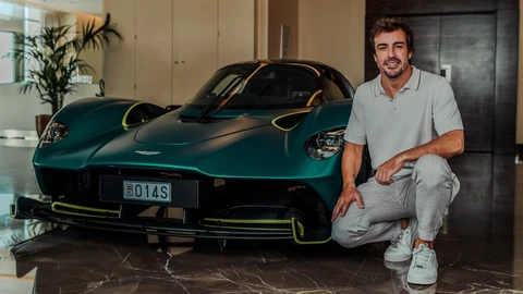 Fernando Alonso estrena su Aston Martin Valkyrie y termina en una grúa