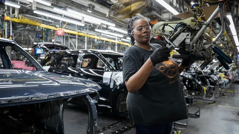 UAW presiona por reglas laborales más duras en el T-MEC