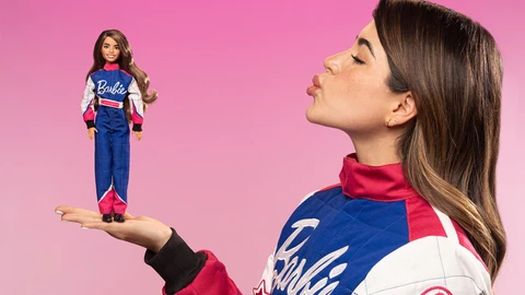 Barbie rinde homenaje a Regina Sirvent, piloto mexicana de NASCAR