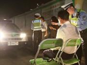 Conductores chinos son castigados por manejar con luces altas