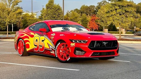 Ford Mustang se luce con el disfraz del Rayo McQueen
