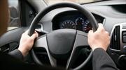 ¿Qué puede provocar vibración en el volante del automóvil?