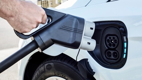¿En cuánto ha reducido el sobreprecio de los autos eléctricos frente a los de combustión?