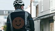 Esta sofisticada chaqueta con Emojis es un verdadero salvavidas para los ciclistas
