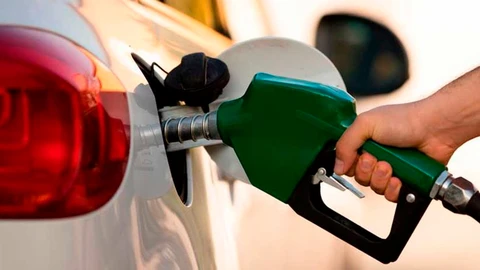 Qué hacer y qué no para ahorrar combustible