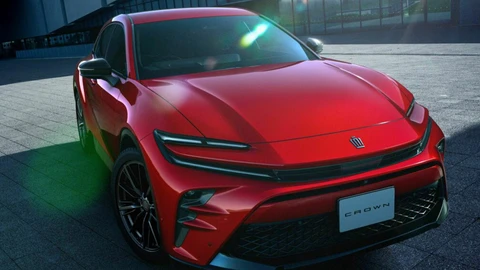 Toyota añade deportividad e hibridación al Crown Sport PHEV
