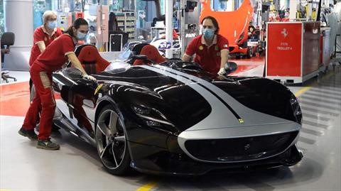 Ferrari reanuda sus operaciones y disminuye sus pronósticos