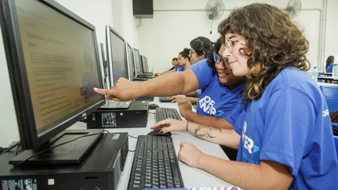 Ford inicia la capacitación de jóvenes colombianos en programación