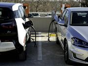 Estiman que para 2024 se venderán 1.2 millones de autos eléctricos en EE.UU.