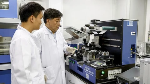 China crea una batería de litio metálico que promete más de 1,000 Km de autonomía con una sola carga