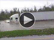 Video: Camión intenta pasar por un camino inundado