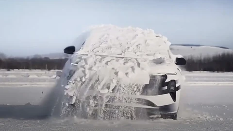 Este auto eléctrico puede sacudirse la suciedad o nieve como si fuera un perro