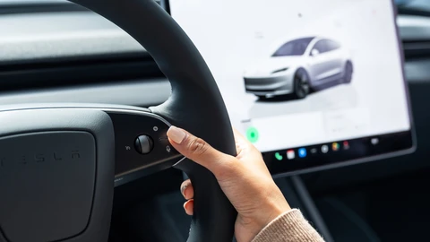 Tesla te cobra más de $10,000 por una palanca del volante (que ellos eliminaron)