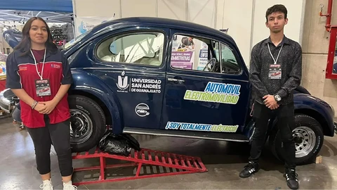 Estudiantes de Guanajuato convierten un Volkswagen Vocho en auto eléctrico