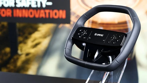 El volante con pantalla integrada ya es realidad, pero ¿es buena idea?