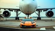 Un Lamborghini trabaja como guía de aviones en el aeropuerto de Bolonia