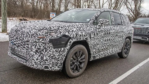 Toyota RAV4 2026 aparece con camuflaje en Detroit