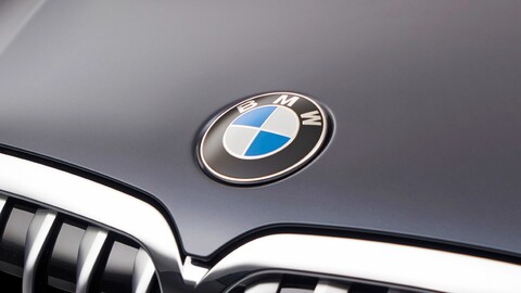 BMW enfrenta demanda por el mal diseño de los portavasos que tienen ciertos de sus modelos