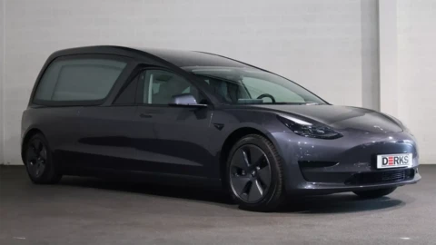 Un último viaje muy ecológico: conoce este auto fúnebre Tesla Model 3
