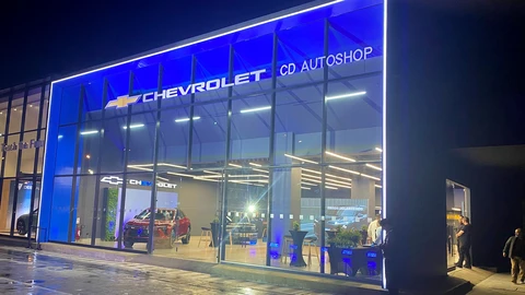 Chevrolet inaugura concesionario con nueva imagen global y lanza la Captiva EV en Colombia