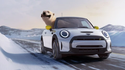 MINI Cooper SE va al rescate de los osos polares